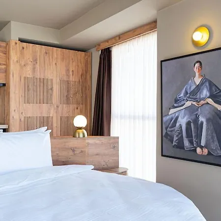 Modern & Authentic - King Bed - Center