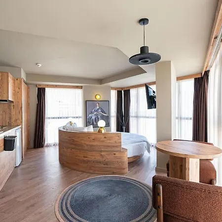 Modern & Authentic - King Bed - Center