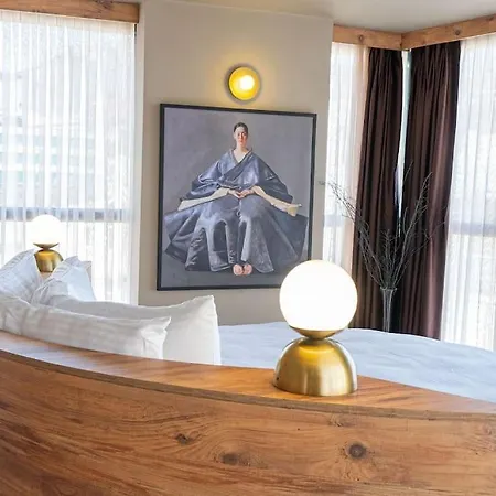Modern & Authentic - King Bed - Center * Estambul