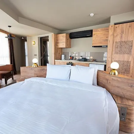 Modern & Authentic - King Bed - Center דירה